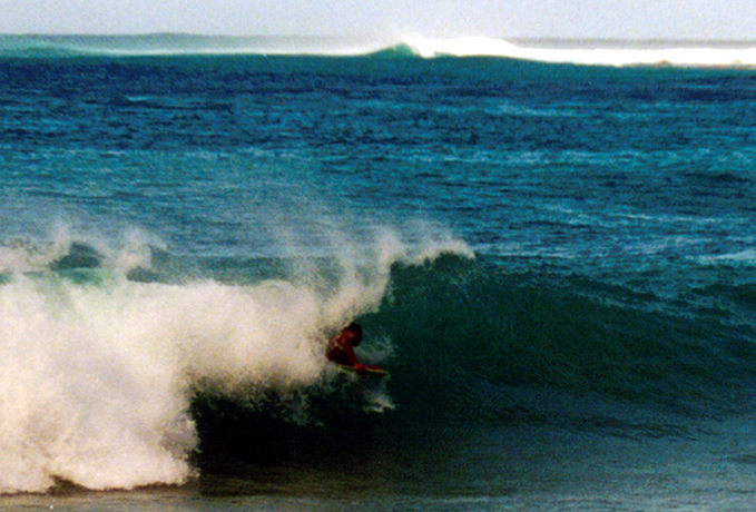 I PULL IN AT HAENA WHILE TUNNELS REEF SHOWS ITS FORM IN THE BACKGROUND- CLASSIC NORTH SHORE KAUAI  MARCH 2001    PHOTO: J.BALDWIN